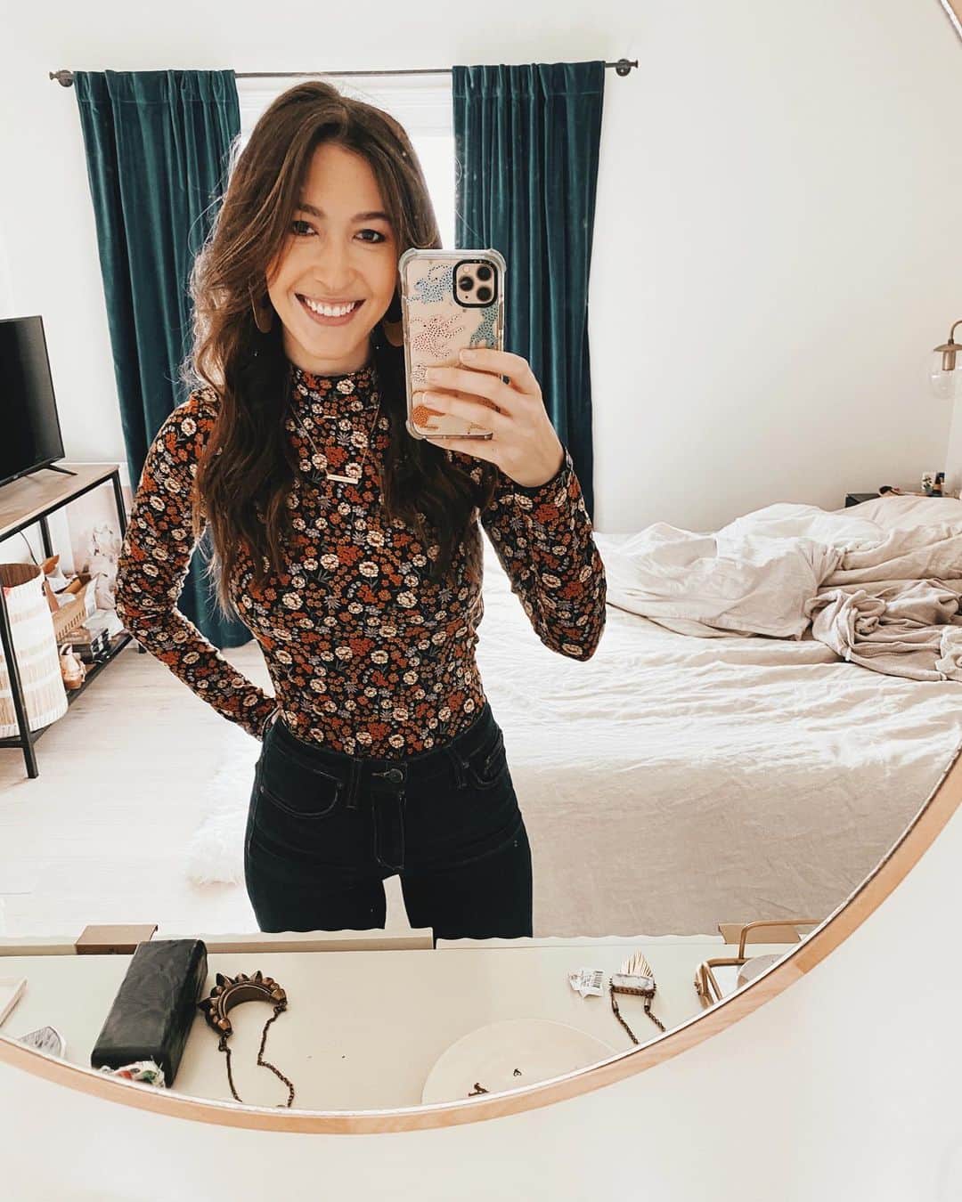 ケイト・ボイージェルのインスタグラム：「never met a fall floral I didn’t love 🍁🌻🍂🌾 getting SO excited for you all to hear my new single “This Is Home,” which drops at midnight! Happy Thursday!! .  I linked this mock neck top and some of my fave high waisted jeans on @liketoknow.it if you follow me on there! You can a screenshot this pic to get all the details in their app ✨」