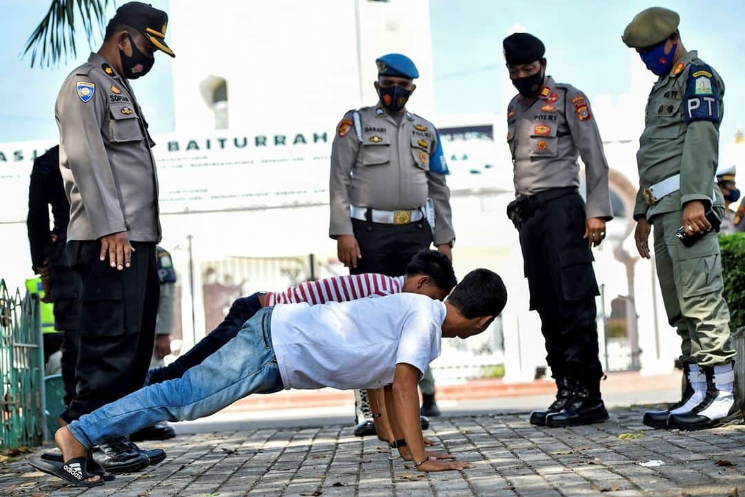 NBC Newsさんのインスタグラム写真 - (NBC NewsInstagram)「Two men in Banda Aceh, Indonesia, do push-ups as punishment for not wearing face masks in public.⁠ ⁠ 📷 Chaideer Mahyuddin / @afpphoto」11月13日 4時36分 - nbcnews