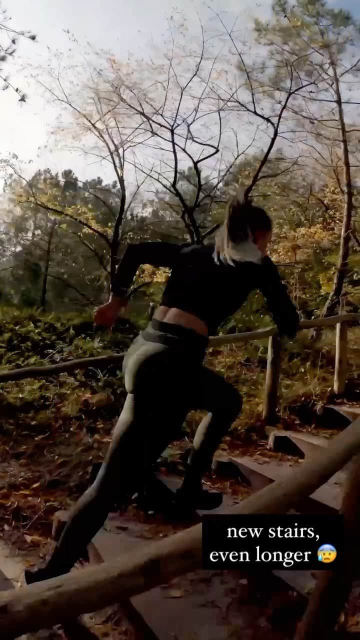 リサンネ・デ・ウィッテのインスタグラム：「New stairs and they are even longer. 45 seconds of pain.. It’s tough! 😰  🎥: @danvernonphoto   #workout #stairs #training #dunes #roadtotokyo #running #gopro #stairworkout #rehab」