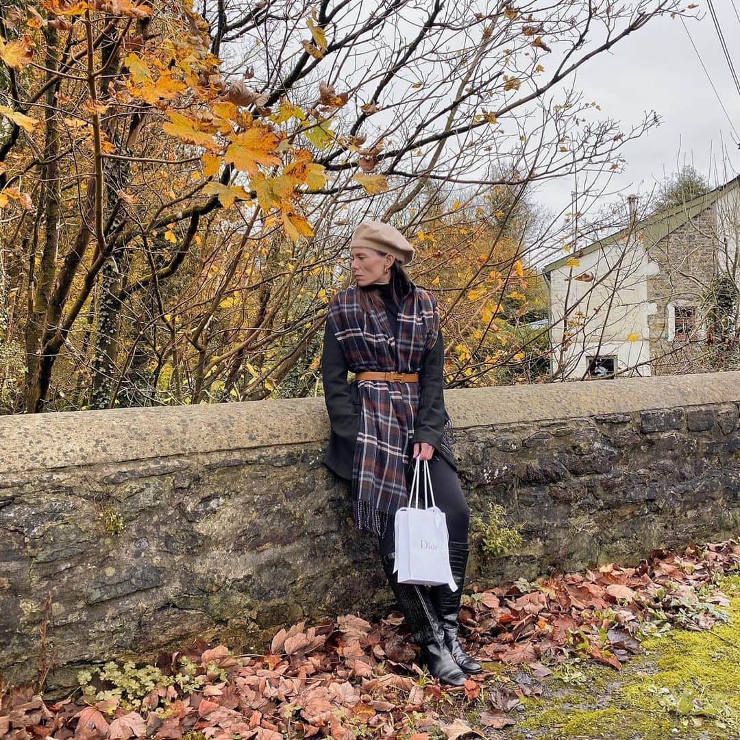 UNIQLO UKのインスタグラム：「Stay stylish on cold winter walks with HEATTECH. 📸@thestyleeditorials.  #Uniqlo #LifeWear #UniqloLifeWear」