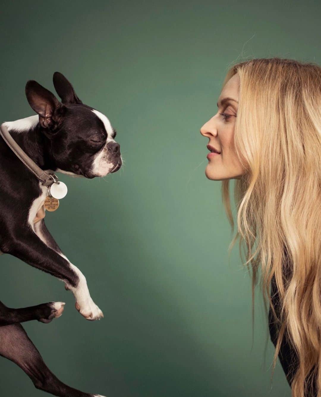 ファーン・コットンのインスタグラム：「Close your eyes, be of the heart not head, be in the now. Dogs and cats are the masters of this. Stuart my managers dog taught me all the tricks on a shoot a couple of years ago with my friend, the talented @stephaniesiansmith ❤️🐶」