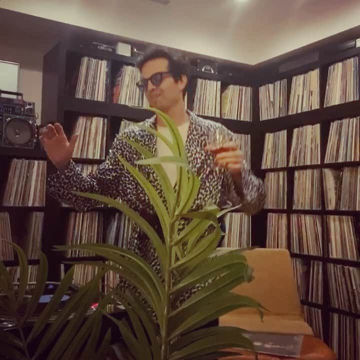 メイヤー・ホーソーンのインスタグラム：「Wine & Vinyl Hour returns TONIGHT. Same time, same channel, same chutzpah, new President. cLink in story 🍷」