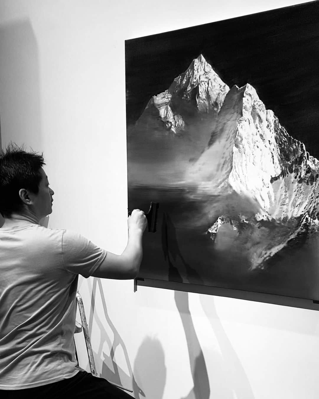ガゴシアン・ギャラリーさんのインスタグラム写真 - (ガゴシアン・ギャラリーInstagram)「#JiaAili: "When I’m drawing on glass, it seems I’ve rediscovered the excitement I felt when I first took up the paintbrush." —Jia Aili  Gagosian is pleased to participate in ART021 Shanghai 2020 with a solo booth of new paintings by Jia Aili, opening November 14. In this new series, Jia depicts mountain ranges from around the globe, including sites in China and Switzerland. One of these mountain paintings will be presented as a special installation in the gallery’s booth.  In a piece for "Gagosian Quarterly," critic and curator Shen Qilan speaks with the artist about his latest works. Follow the link in our bio to read the interview. _________ #ART021 #Gagosian #GagosianQuarterly @jiaaili_studio @art021_sh Jia Aili’s studio in Beijing; (1) Jia Aili working on the painting "Everest" (2020); (2) "Variation," 2020, in progress; (3) "Snowline," 2020, in progress. Artwork © Jia Aili Studio」11月13日 4時59分 - gagosian