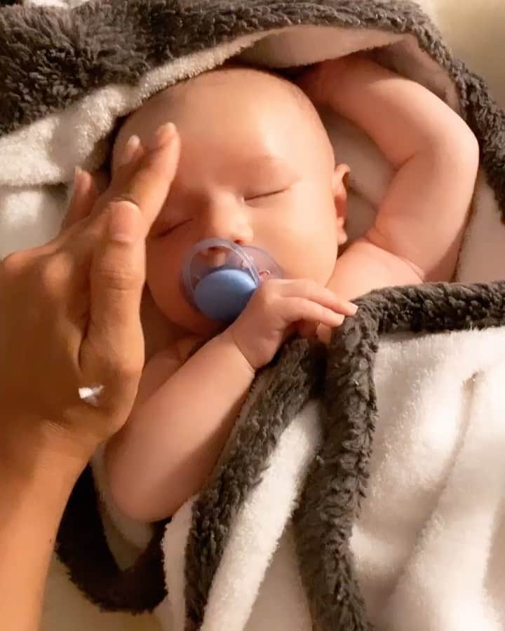 Bianca Cheah Chalmersのインスタグラム：「💤 Sleep training: Remember when I used to do this for Olly’s bedtime routine? Baby bath, baby massage with lullaby music followed by mamas milk, a 15 mins rock, then bedtime. Arghhh, really missing these these days TBH 😭. Since Olly has regressed on his sleep training (teething, leaps, changes at home etc) we’ve been making a few little tweaks here and there to help him learn how to soothe himself again. And whilst there’s so many sleep training methods out there, we chose the one that worked best for Oliver with the least amount of crying — the Camp It Out Method (link in my bio). It’s been 2 weeks now, and seriously the key for us has really been a calm and orderly bedtime routine 😴. There is no absolute right way to set one up, all kids are respond differently. But the one thing for us has been consistency with the below...  1. Bath time and brush teeth 2. Put him in his jimmy jams/ pyjamas  2. 8 ounces of formula or organic milk  3. Bed time stories with his night lights on. He usually chooses the book he wants me to read. 4. Good night kisses to dad  5. Big bear hug and kiss from me  6. Place him in his sleeping bag, then lay him down in his crib with his night lights on around him and his lullaby music playing. 7. I turn on his noise machines LOUD so it blocks any unwanted noise from the road or lounge room 8. Give him his glow in the dark night dummy/ pacifiers attached to loveys. He sleeps with two, one in each hand 🥰 9. Then stroke his head saying his sleep training phrase, “it’s sleepy time now, I LOVE you” 10. He goes straight to sleep and doesn’t wake up till 7am. Sometimes he will wake in the middle of the night if he’s saturated in pee, or is teething really badly. But majority of the time he sleeps from 7pm to 7am.  I know baby sleep consultants can be costly, so I hope this can help YOU and your little one. Just remember all children are different, and to do what works best for your little one. The above has all been guided and advised to us via a baby sleep consultant @babysleepmagic and Oliver’s paediatrician.」