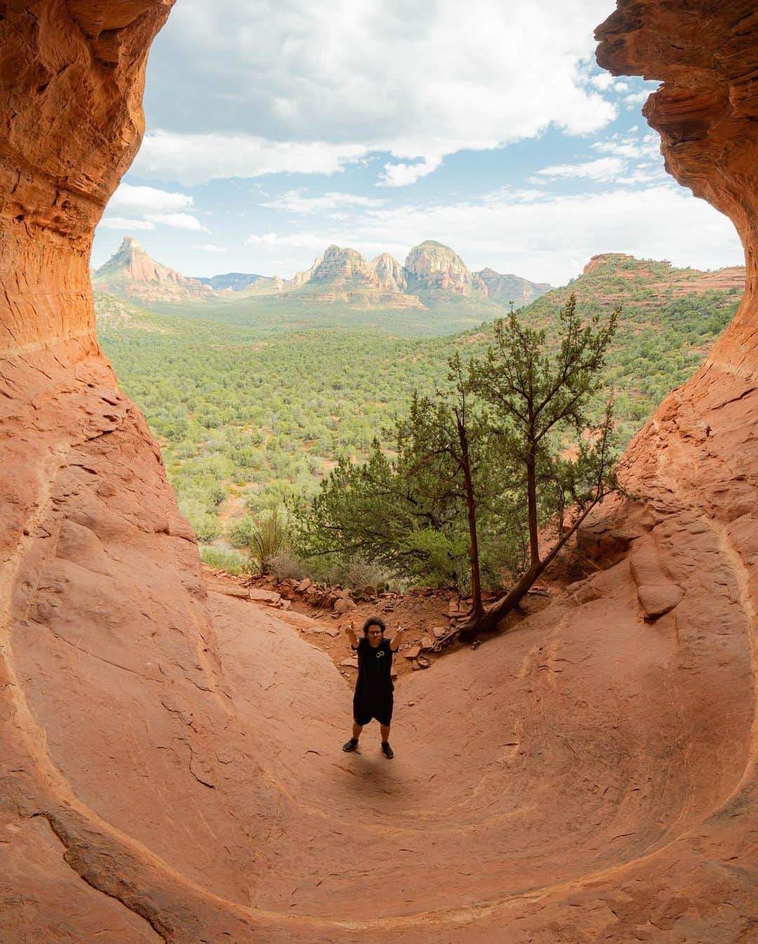 ティモシー・サイクスさんのインスタグラム写真 - (ティモシー・サイクスInstagram)「I love these photos from when I was exploring some badass caves in Arizona because they were each taken using different camera settings so you can see with just a few changes, the view changes too despite being from the same cave. In today’s crazy world, it’s good to remember that everyone sees things slightly differently so we must try to be more understanding of other people’s views, not just our own. While we all have own most fiercely held beliefs, the world is far more diverse than you can imagine and only after traveling extensively and teaching thousands of students have I come to realize just how diverse we all are. We must celebrate that diversity, not hide it or pretend it doesn’t exist. If we’re going to truly make this a world we can ALL be proud of, we need less anger, narrow-mindedness and negativity and instead we must learn to be more positive, respectful of each other’s opinions and find common ground…after all, we’re all humans living on the same planet and no matter our many differences, there is no planet B so working together on our issues is the ONLY way forward! #differentview #caves #perspective #sedonaarizona #karmagawa #jewswithviews」11月13日 4時59分 - timothysykes