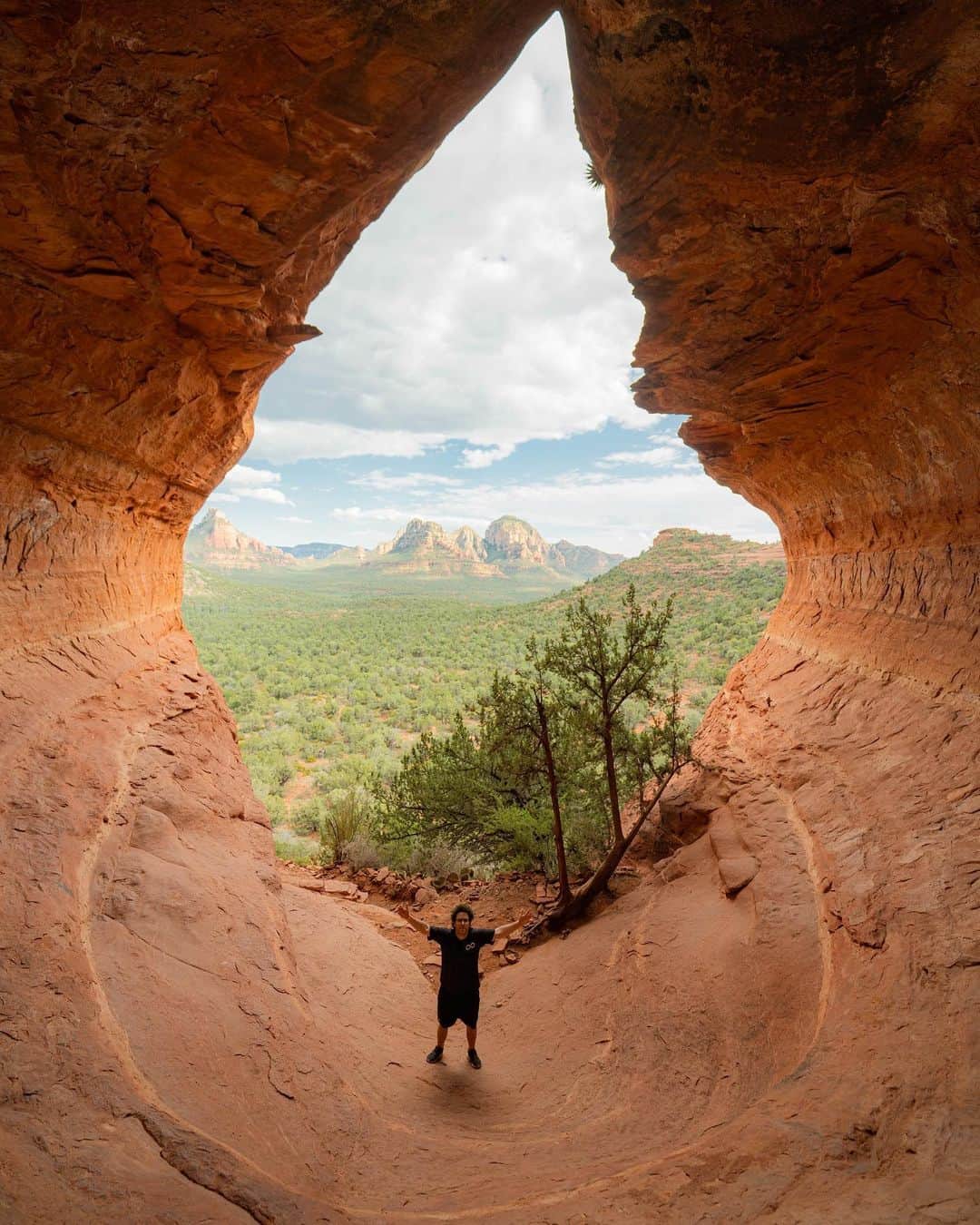 ティモシー・サイクスさんのインスタグラム写真 - (ティモシー・サイクスInstagram)「I love these photos from when I was exploring some badass caves in Arizona because they were each taken using different camera settings so you can see with just a few changes, the view changes too despite being from the same cave. In today’s crazy world, it’s good to remember that everyone sees things slightly differently so we must try to be more understanding of other people’s views, not just our own. While we all have own most fiercely held beliefs, the world is far more diverse than you can imagine and only after traveling extensively and teaching thousands of students have I come to realize just how diverse we all are. We must celebrate that diversity, not hide it or pretend it doesn’t exist. If we’re going to truly make this a world we can ALL be proud of, we need less anger, narrow-mindedness and negativity and instead we must learn to be more positive, respectful of each other’s opinions and find common ground…after all, we’re all humans living on the same planet and no matter our many differences, there is no planet B so working together on our issues is the ONLY way forward! #differentview #caves #perspective #sedonaarizona #karmagawa #jewswithviews」11月13日 4時59分 - timothysykes