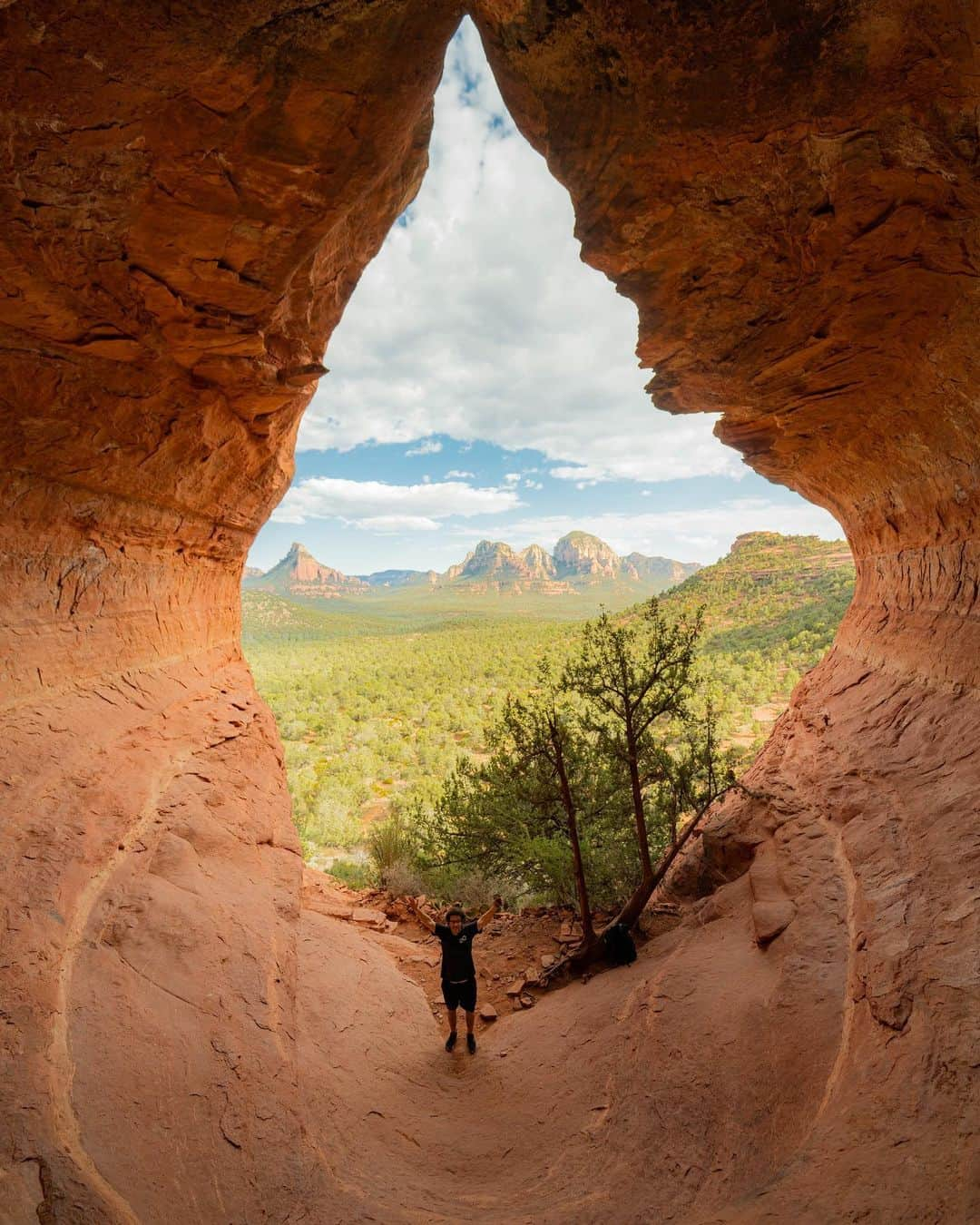 ティモシー・サイクスさんのインスタグラム写真 - (ティモシー・サイクスInstagram)「I love these photos from when I was exploring some badass caves in Arizona because they were each taken using different camera settings so you can see with just a few changes, the view changes too despite being from the same cave. In today’s crazy world, it’s good to remember that everyone sees things slightly differently so we must try to be more understanding of other people’s views, not just our own. While we all have own most fiercely held beliefs, the world is far more diverse than you can imagine and only after traveling extensively and teaching thousands of students have I come to realize just how diverse we all are. We must celebrate that diversity, not hide it or pretend it doesn’t exist. If we’re going to truly make this a world we can ALL be proud of, we need less anger, narrow-mindedness and negativity and instead we must learn to be more positive, respectful of each other’s opinions and find common ground…after all, we’re all humans living on the same planet and no matter our many differences, there is no planet B so working together on our issues is the ONLY way forward! #differentview #caves #perspective #sedonaarizona #karmagawa #jewswithviews」11月13日 4時59分 - timothysykes