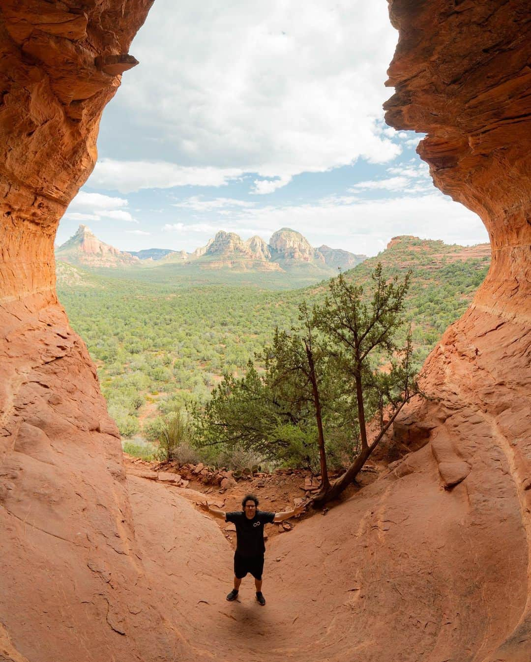 ティモシー・サイクスさんのインスタグラム写真 - (ティモシー・サイクスInstagram)「I love these photos from when I was exploring some badass caves in Arizona because they were each taken using different camera settings so you can see with just a few changes, the view changes too despite being from the same cave. In today’s crazy world, it’s good to remember that everyone sees things slightly differently so we must try to be more understanding of other people’s views, not just our own. While we all have own most fiercely held beliefs, the world is far more diverse than you can imagine and only after traveling extensively and teaching thousands of students have I come to realize just how diverse we all are. We must celebrate that diversity, not hide it or pretend it doesn’t exist. If we’re going to truly make this a world we can ALL be proud of, we need less anger, narrow-mindedness and negativity and instead we must learn to be more positive, respectful of each other’s opinions and find common ground…after all, we’re all humans living on the same planet and no matter our many differences, there is no planet B so working together on our issues is the ONLY way forward! #differentview #caves #perspective #sedonaarizona #karmagawa #jewswithviews」11月13日 4時59分 - timothysykes