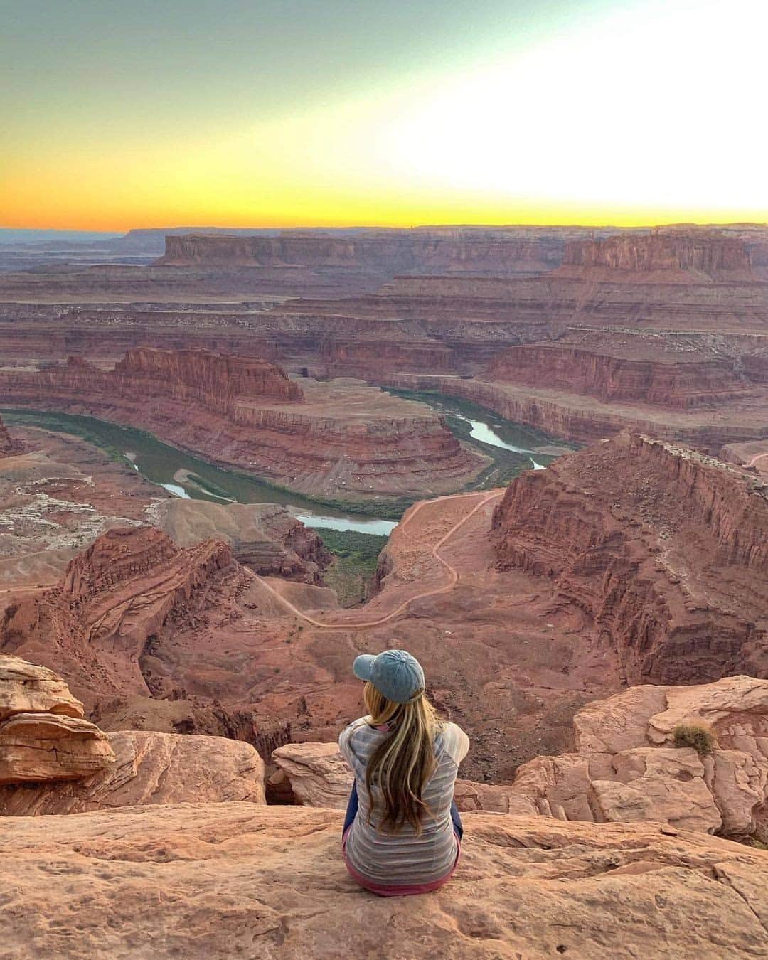 デルタ航空のインスタグラム：「We're suckers for a good sunset, and Moab has some of the best.  @wherekatieis's favorite is at Dead Horse Point State Park. Her tip for first timers: Get there about an hour before sunset so you can get a good spot, set up and enjoy the views.」