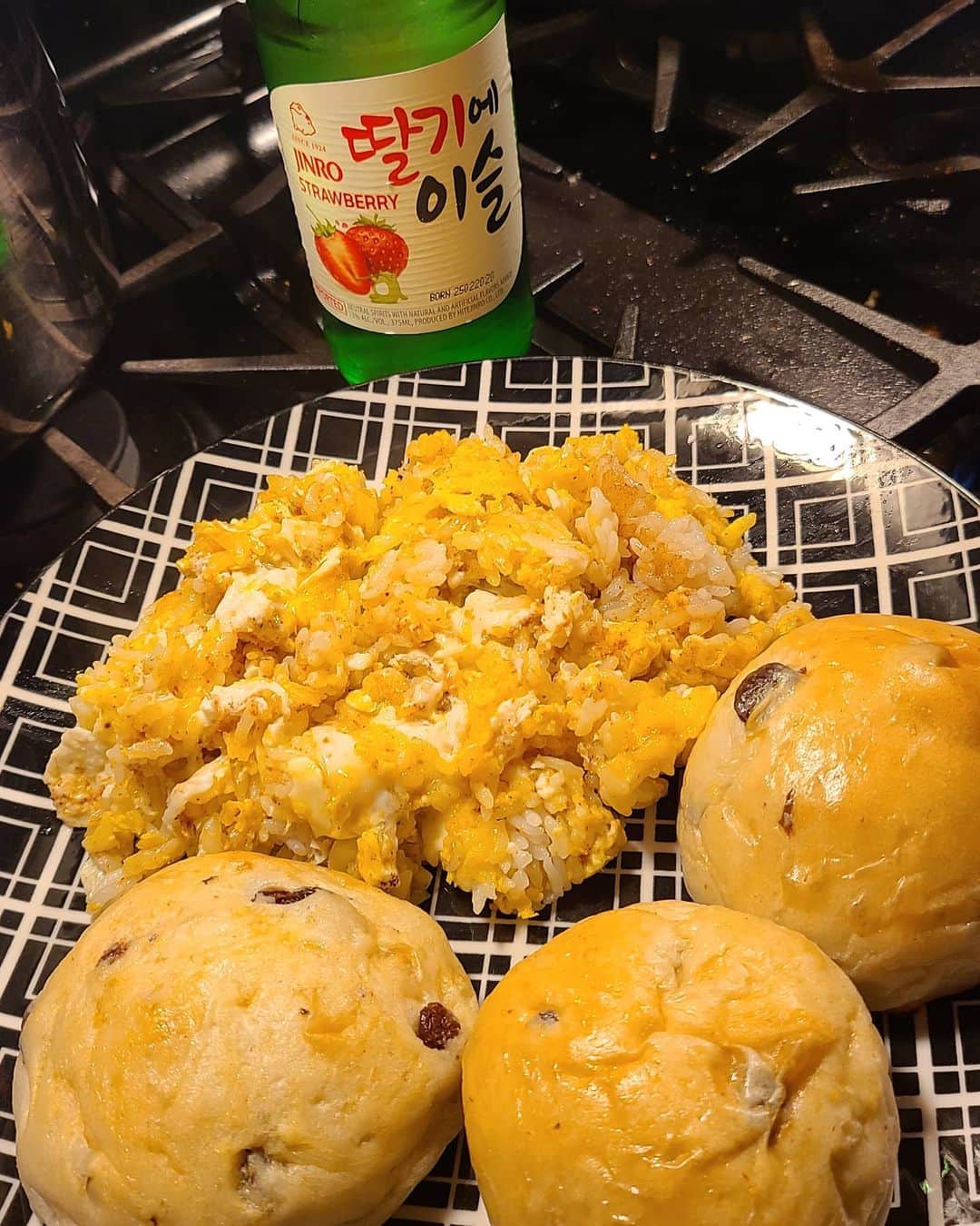 call me Lix the 6-Toyさんのインスタグラム写真 - (call me Lix the 6-ToyInstagram)「Watching WWW Kdrama w/ SOJU + Japanese Raisin Roll + Japanese Rice n Egg = GOOD DAY  #kfood 🥘🌟역대급 🤪🤫🤫 #diy #bulgogi Bad Boy🧑🏾‍💼😎 #koreanfood #소주한잔 #sushiroll 💞💕💘💝 Artist: Bugzee Lix YouTube: BugzeeLix Kakao: BugzeeLix  #cheflife🔪 @lixthesixtoy a 👧👧#sojukorea #baetami #꿀잼 #mitsuwa #japanesefoodlover #짱  #soju #헐 #mycooking #베프 #남자신음 #japanesefood #신음소리 #훈남  #소주안주」11月13日 5時11分 - lixthesixtoy