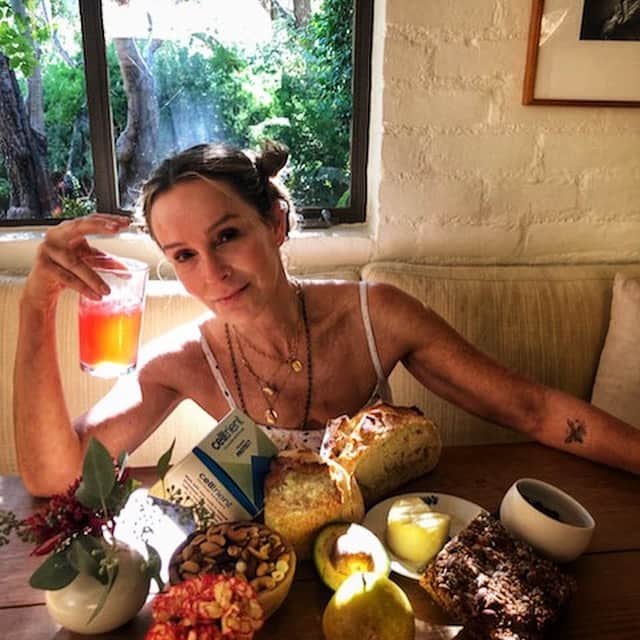 ジェニファー・グレイのインスタグラム：「just a few of my morning all-stars: my homemade sourdough bread, goat cheese, blueberries, life changing loaf of bread, and my new addition, drinking @celltrient Protect. It’s one of the best ways i’ve found to maintain cellular function - in addition to eating healthy and exercising. who knew I could support my cells! #CelltrientPartner 📸 @stellagregg」