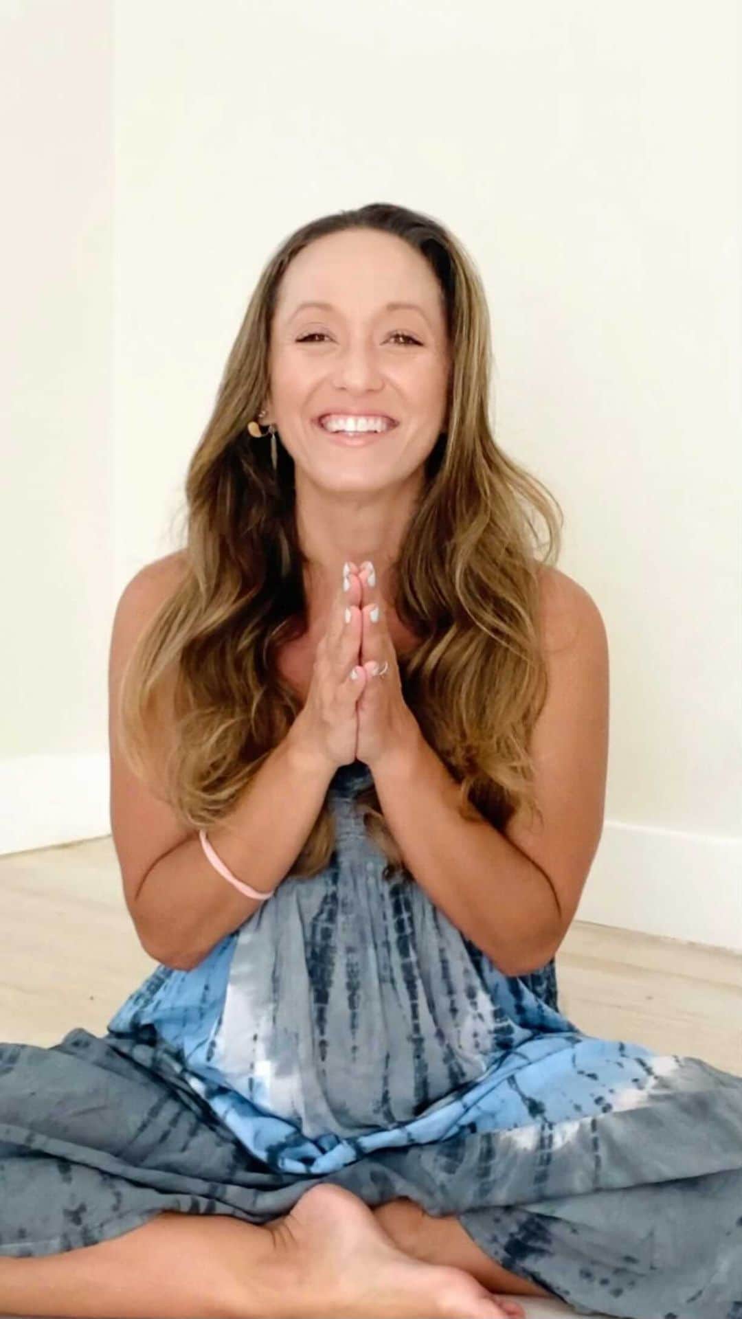 キノ・マクレガ―のインスタグラム：「The past week, or maybe even this past year, has been a lesson in how to sit with uncertainty. There is wisdom from the spiritual path of yoga that can help find peace amidst difficult times.   Practice with me LIVE online Wednesday’s at 1 pm only on @omstarsofficial   #yoga #yogawisdom #yogaphilosophy #spirituality #spiritualgrowth #spiritualawakening #1111 #kinoyoga #omstars   🙏💕」