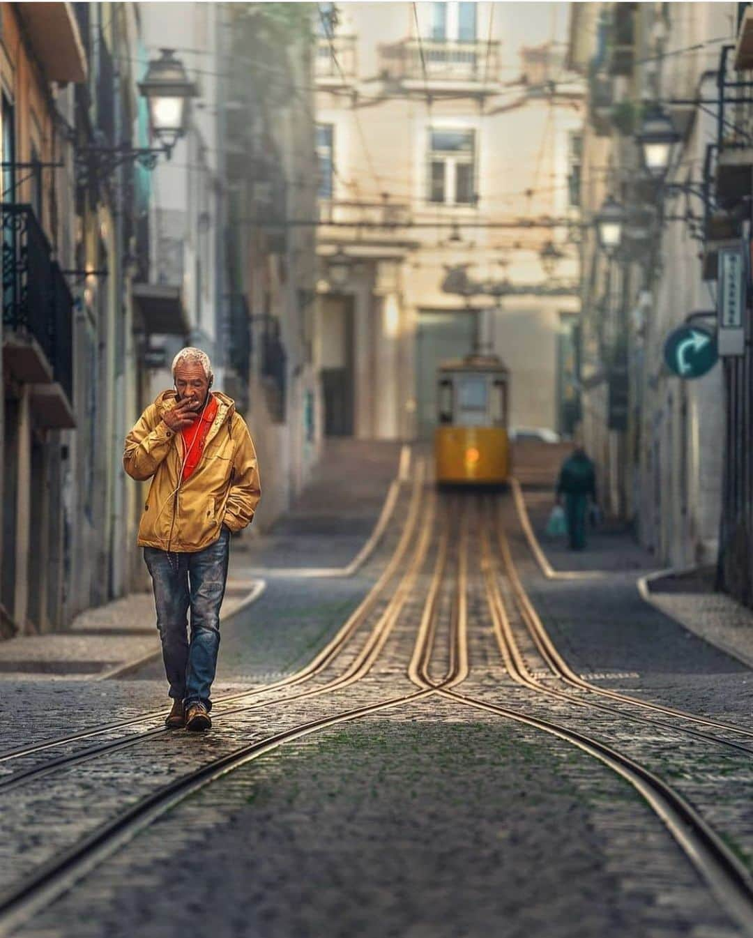 Instagramersさんのインスタグラム写真 - (InstagramersInstagram)「Enjoying the streets at Lisbon by @qucerus.street and @igersportugal 🤩🙌🏻✨💛 #igersportugal #igers」11月13日 5時37分 - igers