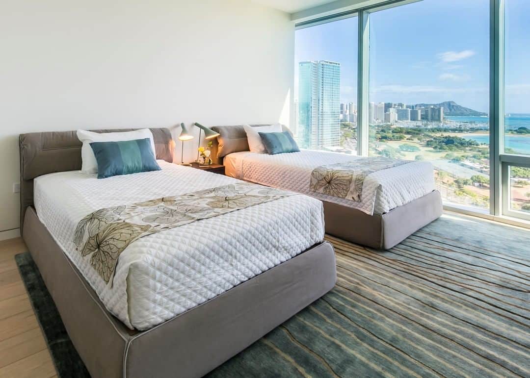 のインスタグラム：「Waiea Condo  This is one of the many memorable projects. Mr. and Mrs. Sato are a very sweet, fun, and intelligent couple. They enjoy their life and hobbies. I had a great time designing their unit in the Waiea condo. The unit has a great view of Diamond Head and Ala Moana Beach and the design is contemporary while having a little bit of Hawaiian taste! The other day’s hallway design is also from this project. これは記憶に残るプロジェクトの1つです。佐藤ご夫妻はとてもやさしく、楽しく、知的なご夫婦です。自分たちの生活と趣味をとても楽しんでいます。ワイエアのコンドミニアムのデザインはとても楽しかったです。ユニットからはダイヤモンドヘッドとアラモアナビーチの素晴らしい景色を眺めることができ、デザインは現代的でありながらハワイの味が少しあります！先日の廊下のデザインもこのプロジェクトのものです。 #hawaiiinteriordesign #interiorlovers #testimonial #stylishlifestyle #waiea #beautifulhomes」