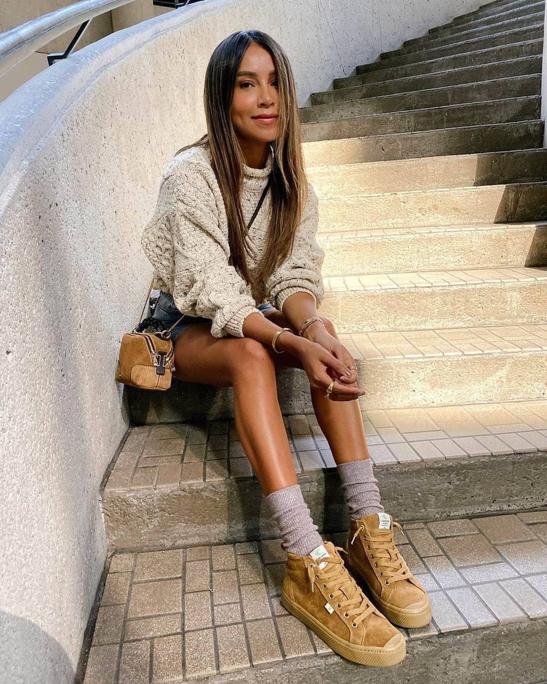 ジュリー・サリニャーナのインスタグラム：「Fall tones with a side of comfy in @cariuma sneakers. 🍂 #cariumapartner」