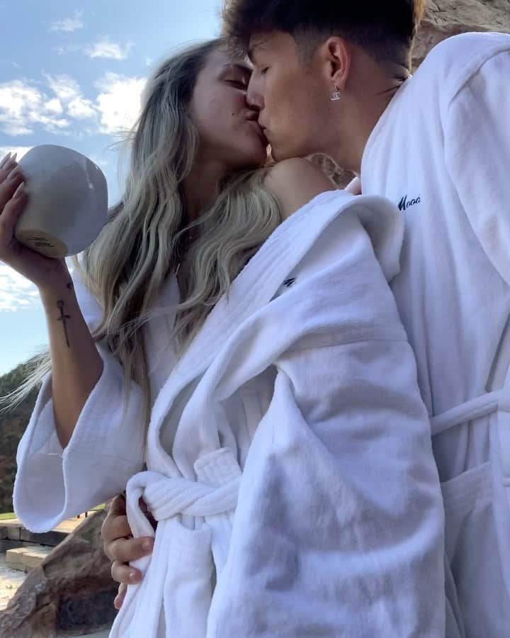 チャーリー・ジョーダンのインスタグラム：「Took my favorite person to do our favorite things yesterday 💕 happy one month baby @taylerholder yes that’s a kitchen built into the side of a mountain ⛰」