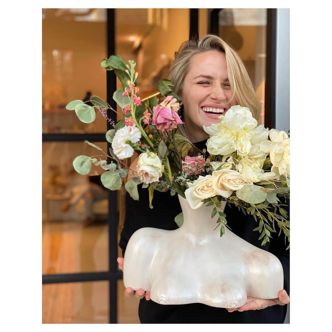 のインスタグラム：「This week I got to finally see my besties vision for her own store come to life. (Bama and I worked very hard as shop girls) I am BEAMING with pride!!! From the moment you walk in @shopwolfandmoon you feel her heart, it’s truly an extension of her and her home. She is the most selfless giving person and I love that she made this space for us to come shop in a thoughtful, curated place. If you live in Toronto go meet Leah and Steph at the store... if not you can shop online. In any case I AM SO PROUD OF YOU and lucky to have been a part of your dream coming to life!!! 💫 I LOVE YOU 💫」