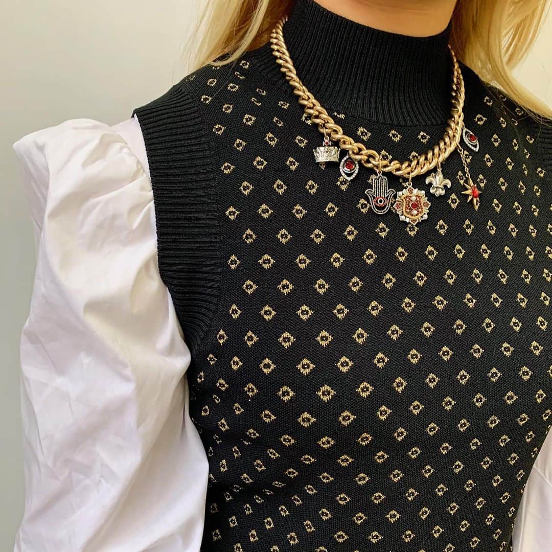 ニコールミラーのインスタグラム：「Black and Gold ♠️✨ Details on our new Diamond Jacquard print! #NMStyle #NMHoliday2020」