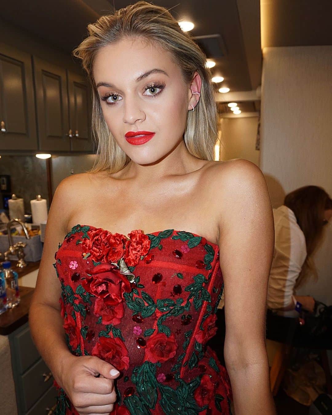 Kelsea Balleriniのインスタグラム：「comin up roses ✨ // CMA awards」
