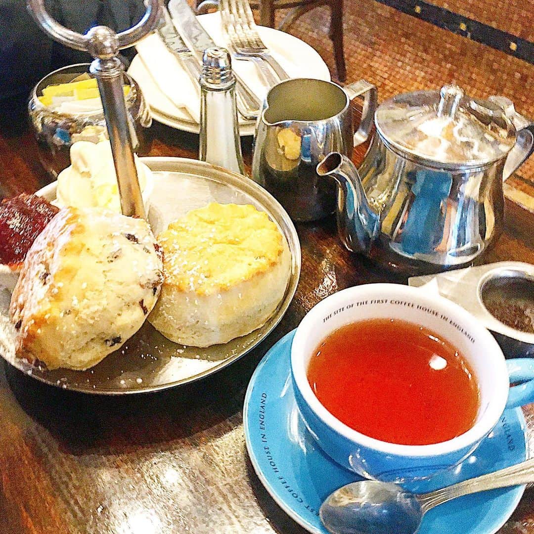 渡辺枝里子さんのインスタグラム写真 - (渡辺枝里子Instagram)「【英国最古のコーヒーハウスがあった場所☕️】  📍　@thegrandcafe_oxford   ※訪れたのはロックダウン2前です。  オックスフォードの「THE GRAND CAFE」✨  ここはイギリス最古のコーヒーハウスがあった場所。 "コーヒーハウス"とは17世紀頃からイギリスで流行した喫茶店のこと☺️  イギリスといえば紅茶のイメージだけど、実はイギリス人が1日で飲むコーヒーは平均4杯‼︎という程、コーヒー好き。  当時のコーヒーハウスも混んでいたのかなぁなんて想像しながら…私は紅茶を…😂  カップにもThe site of the first coffee house in England（イングランド最古のコーヒーハウスがあった場所）と記載が♡  紅茶＋スコーンのクリームティーで12£くらい☕️  朝ごはんやランチ、アフタヌーンティーもできるカフェなので使いやすそうでした😌 * * * * * #uk #london #oxford #thegrandcafeoxford  #londondiaries #londonlife  #creamtea  #breaktime  #イギリス　#ロンドン　#ロンドン日記　#ロンドン生活　#ロンドンライフ　#海外生活　#海外　#オックスフォード　#グランドカフェ  #クリームティー #渡辺枝里子」11月13日 6時08分 - eriko_watanabe_21