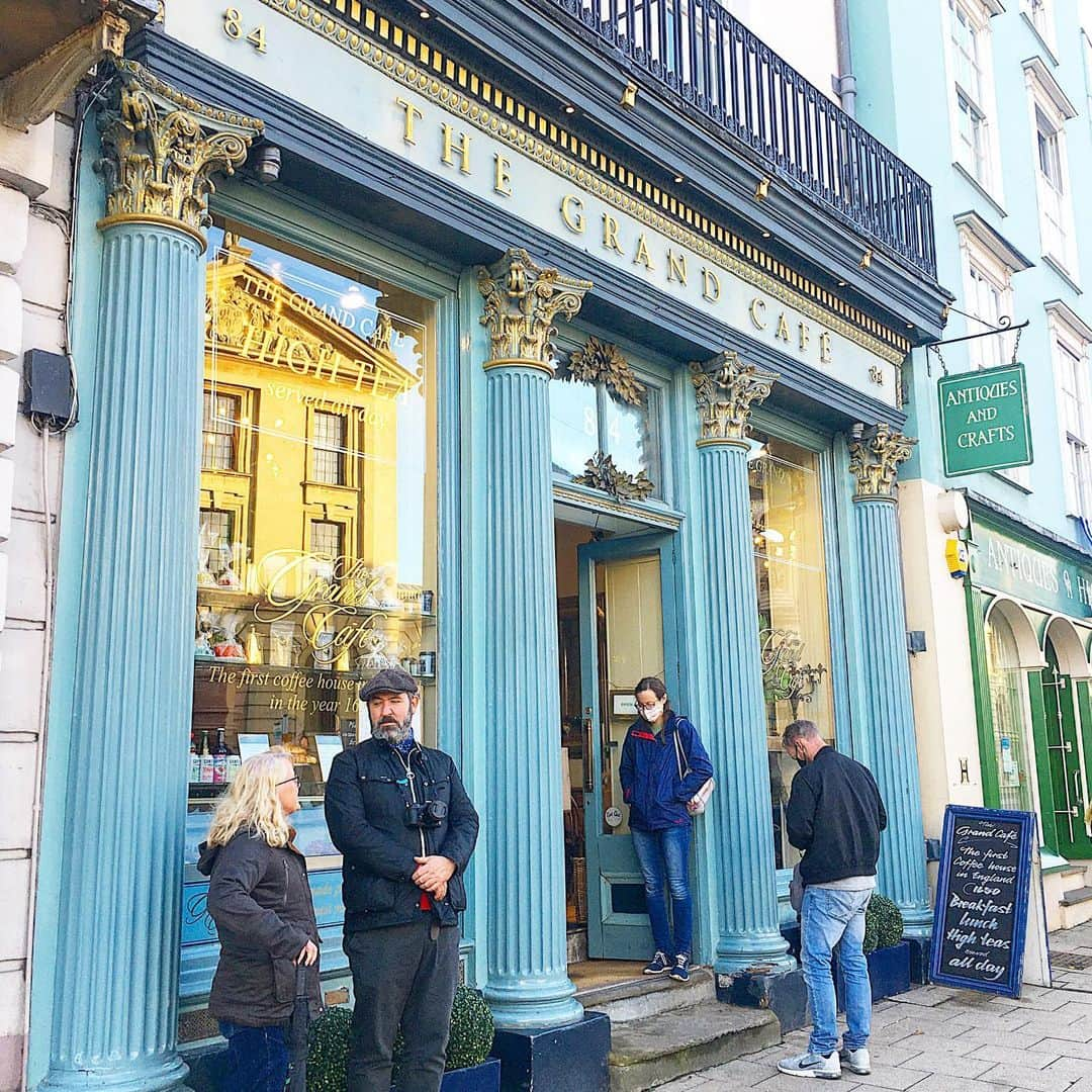 渡辺枝里子のインスタグラム：「【英国最古のコーヒーハウスがあった場所☕️】  📍　@thegrandcafe_oxford   ※訪れたのはロックダウン2前です。  オックスフォードの「THE GRAND CAFE」✨  ここはイギリス最古のコーヒーハウスがあった場所。 "コーヒーハウス"とは17世紀頃からイギリスで流行した喫茶店のこと☺️  イギリスといえば紅茶のイメージだけど、実はイギリス人が1日で飲むコーヒーは平均4杯‼︎という程、コーヒー好き。  当時のコーヒーハウスも混んでいたのかなぁなんて想像しながら…私は紅茶を…😂  カップにもThe site of the first coffee house in England（イングランド最古のコーヒーハウスがあった場所）と記載が♡  紅茶＋スコーンのクリームティーで12£くらい☕️  朝ごはんやランチ、アフタヌーンティーもできるカフェなので使いやすそうでした😌 * * * * * #uk #london #oxford #thegrandcafeoxford  #londondiaries #londonlife  #creamtea  #breaktime  #イギリス　#ロンドン　#ロンドン日記　#ロンドン生活　#ロンドンライフ　#海外生活　#海外　#オックスフォード　#グランドカフェ  #クリームティー #渡辺枝里子」