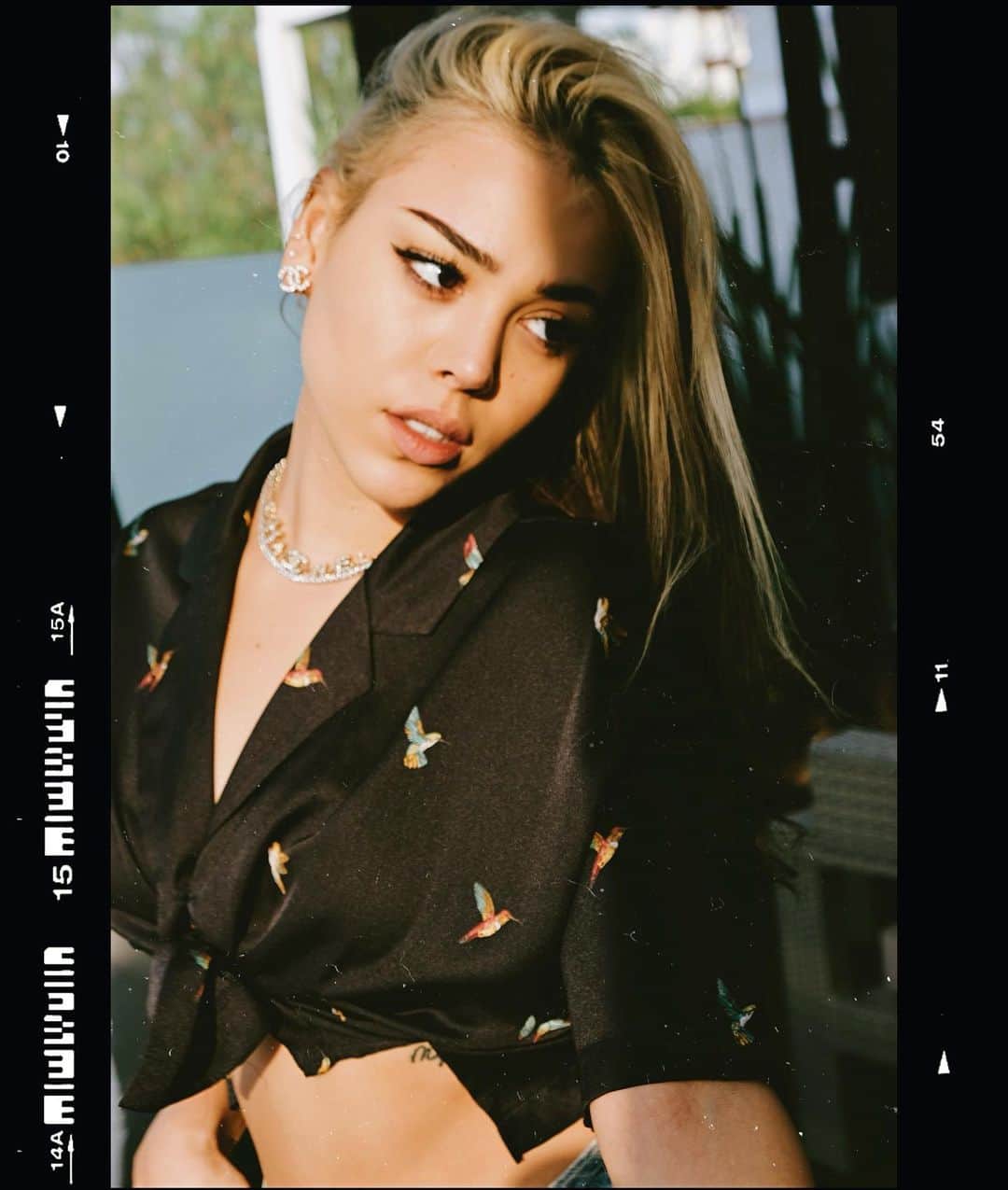 Danna Paolaのインスタグラム：「Sin esa sombra solo brillará... Y jamás se volverá a callar... 💜」