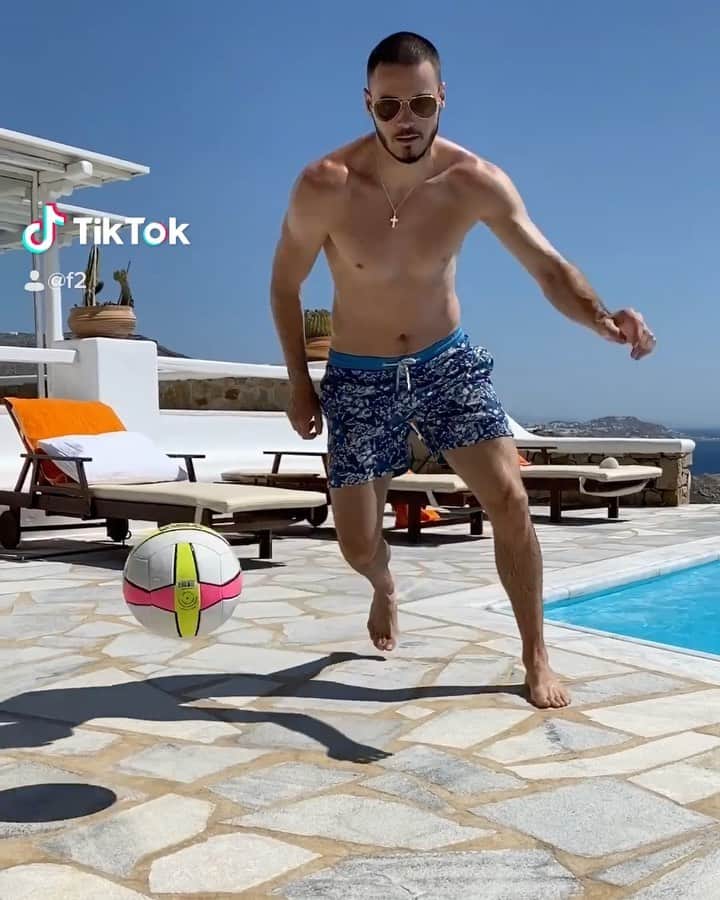F2Freestylersのインスタグラム：「Here’s the FlapFlap tutorial you’ve been asking for guys 🤣」