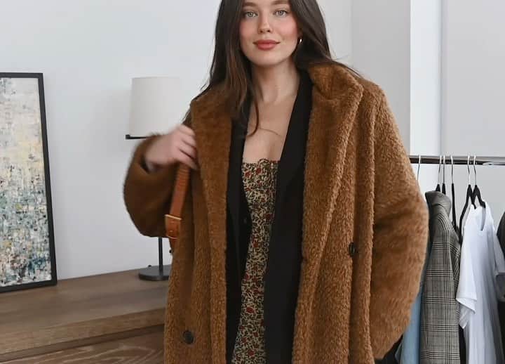 エミリー・DiDonatoのインスタグラム：「Fall/winter capsule collection video with the one and only @allisonbornstein6 is now live on my YouTube channel!  Link in bio! Allison teaches us all about wardrobe basics and how to build looks by shopping your our own closet! ❤️ @shotzbyalex」