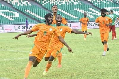 ジェルヴィーニョのインスタグラム：「Une importante victoire dans ce magnifique nouveau stade !!  Fiers de notre équipe 🇨🇮 #AllezLesElephants  #Ensemble   ___________________________________  #team225 #matchday  #goal  #cotedivoire  #madagascar  #africa」