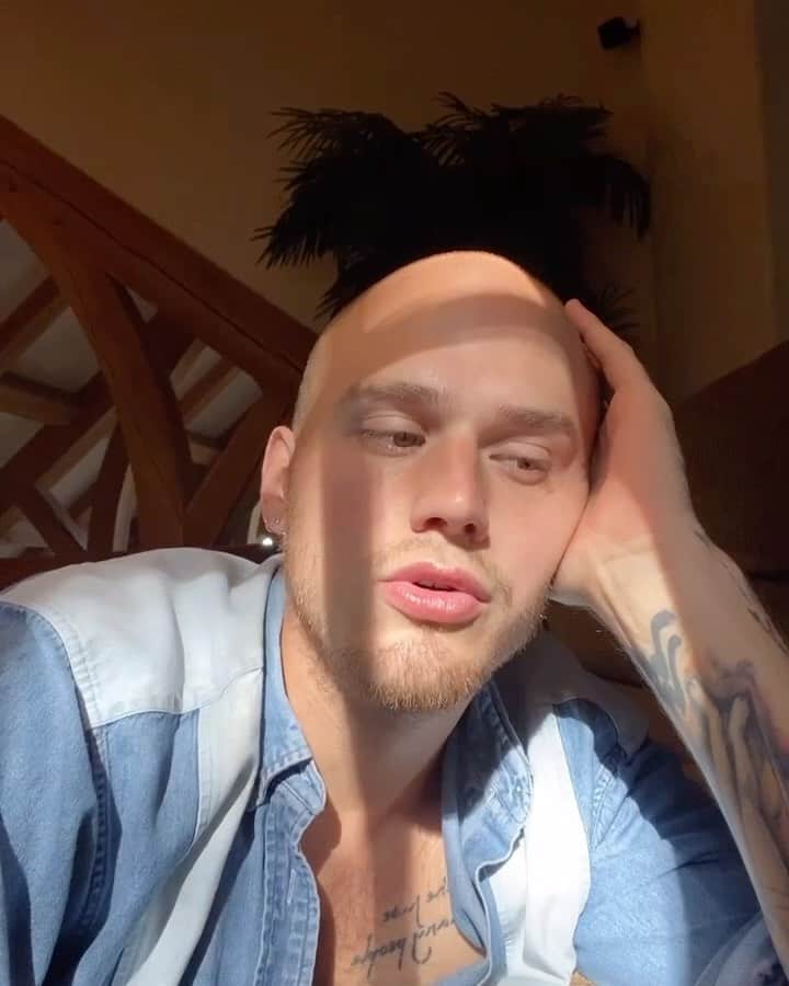 ブランドン・シェイアのインスタグラム：「I’m using my platform to hold myself accountable. Essentially y’all are like my sponsors. The constant encouragement & kindness is really getting me through & I cannot thank you all enough. I’m undergoing one of the biggest changes of my life & I couldn’t be more proud of myself. It will & already is  positively affecting every aspect of my life. I’m already much more level headed in my career, a better listener, a better friend & more gentle toward myself. Love you all very much. It’s day 9.」