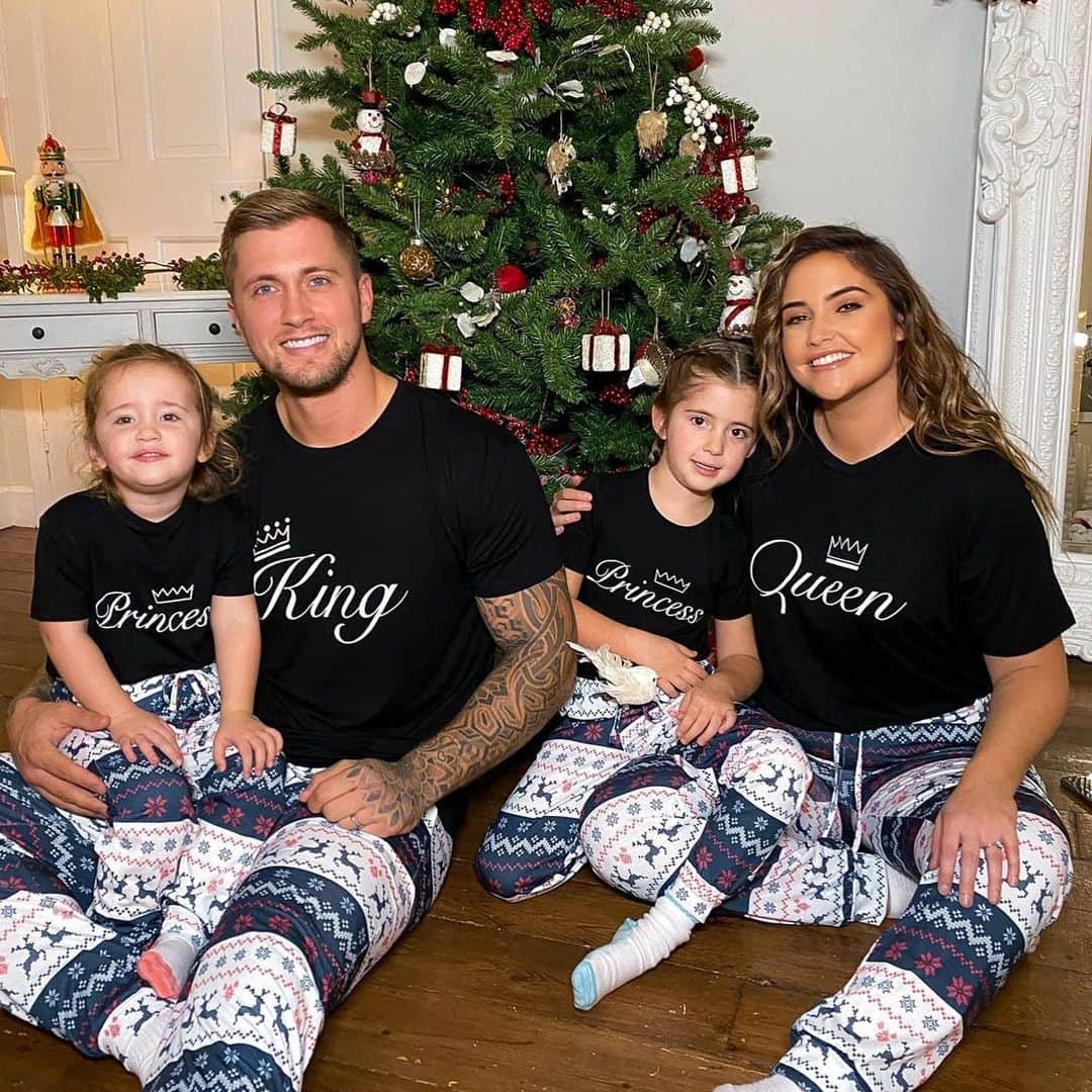 ダニエル・オズボーンさんのインスタグラム写真 - (ダニエル・オズボーンInstagram)「I’m officially in the @inthestyle gang! 😄❤️ Christmas matching pyjamas launching TOMORROW at 12!!! 🙌🏼 On the in the style app! Enjoyed this more than I should have 😄 you are going to love these pj’s! 🎄❤️ @jacjossa @inthestyle #ad」11月13日 6時25分 - danosborneofficial