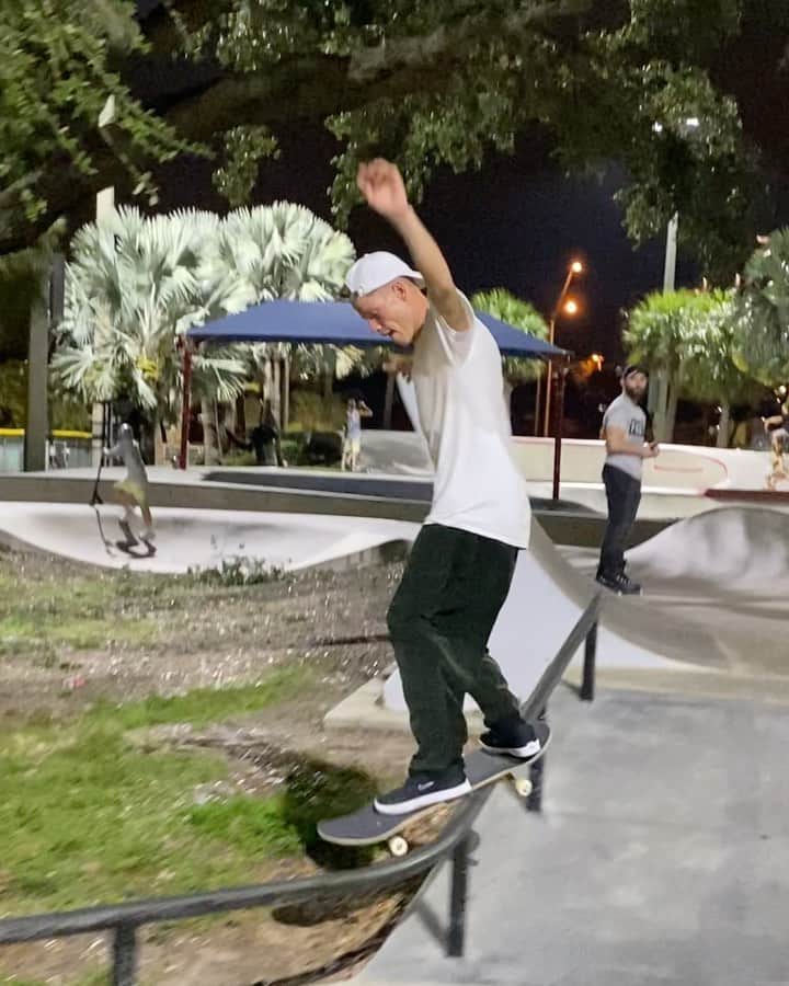 ジェイク・イラーディのインスタグラム：「Cruisin」
