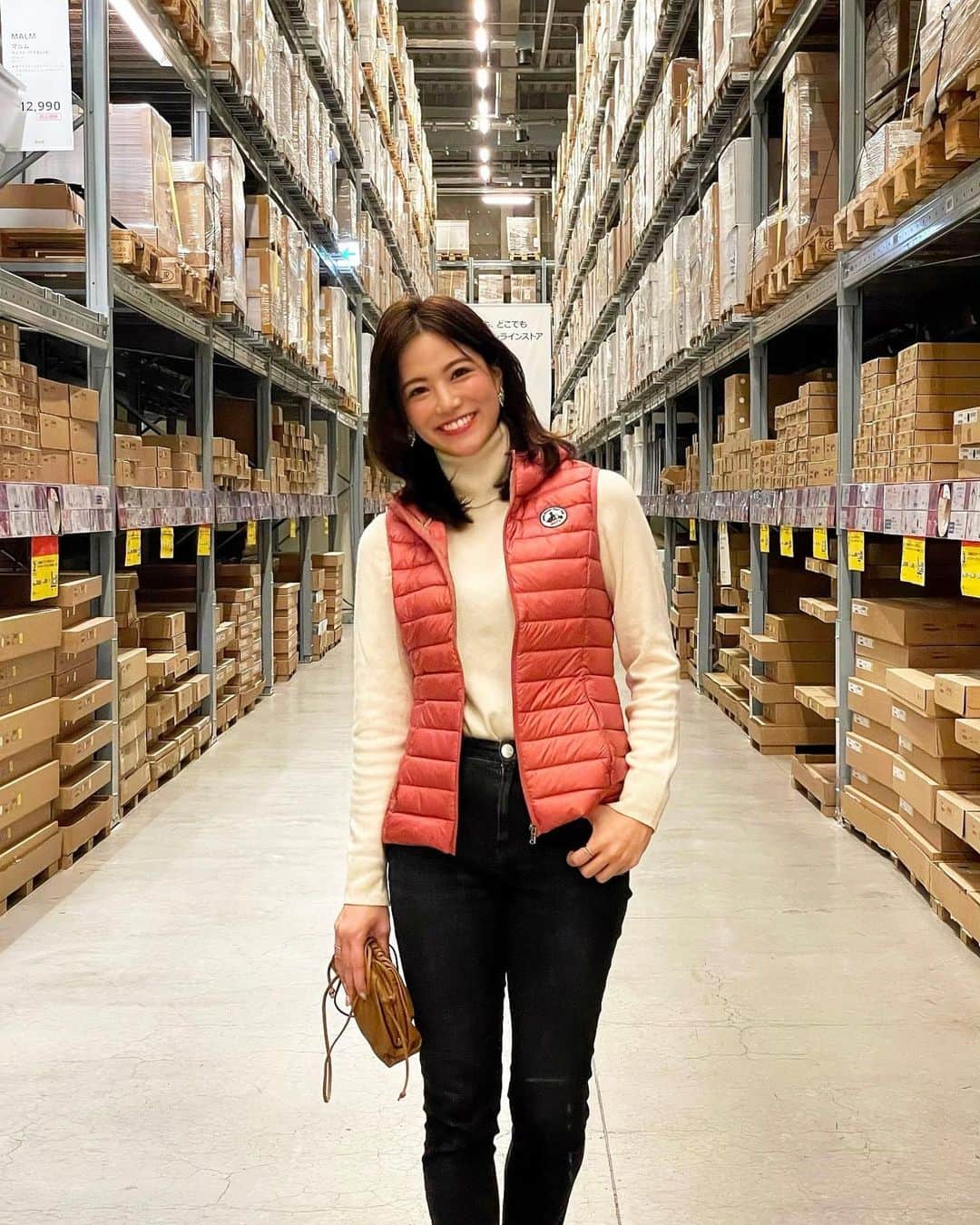 のインスタグラム：「こんにちは💕 . 昨日投稿したIKEAコーデ👗❤️ 沢山歩けるし暖かいカジュアルコーデにしてみました❤️IKEAの倉庫がインスタ映え🙆‍♀️ . vest... @jottjapan  tops... @uniqlo  jeans... @redcardtokyo  bag... @bottegaveneta  . jottのダウンベストは軽いし持ち運びやすいし暖かいしとっても便利💕生地も安っぽくなくしっかりしているのがよい❤️ これからアウターの下でインナーとして防寒対策としても使えそうです☃️❤️ . ユニクロのウールタートルネックセーターは毎年新調してる気がする！Mサイズでゆったりめに着ています🙆‍♀️ . さてさて金曜日、頑張っていきましょう❤️ . #りなまるコーデ #ikea #イケア #ダウンベスト #jott #ユニクロコーデ #ユニクロ #uniqlo #プチプラコーデ #プチプラ #デニムコーデ #カジュアルコーデ #uniqloコーデ #ユニジョ #デニムコーデ #denim #denimstyle #ikeahome #イケア購入品 #倉庫 #インスタ映えスポット #インスタ映え #防寒 #ダウン #ダウンジャケット #冬コーデ #winterfashion #タートルネック #スキニーデニム #jeans」