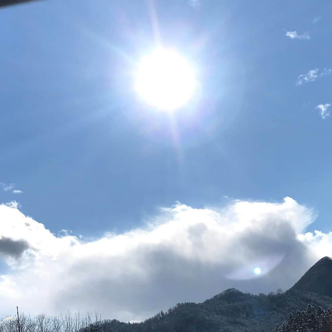 土屋眞弓さんのインスタグラム写真 - (土屋眞弓Instagram)「空が広い 360°空 広大な大地と大雪山 少し標高の高い所に行くと真っ白な銀世界 雪降ってる〜❄️綺麗〜✨✨ 寒〜い❄️でも綺麗〜💕 気持ちいい〜🥰❤️ 遠くの空に雪雲、でも反対側は真っ青な空 心が洗われるような素晴らしい景色を満喫いたしました😊💗  #大雪山 #十勝平野 #空 #雪 #雪雲」11月13日 12時16分 - mayumi.vivian