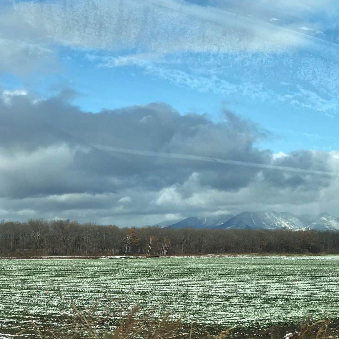 土屋眞弓さんのインスタグラム写真 - (土屋眞弓Instagram)「空が広い 360°空 広大な大地と大雪山 少し標高の高い所に行くと真っ白な銀世界 雪降ってる〜❄️綺麗〜✨✨ 寒〜い❄️でも綺麗〜💕 気持ちいい〜🥰❤️ 遠くの空に雪雲、でも反対側は真っ青な空 心が洗われるような素晴らしい景色を満喫いたしました😊💗  #大雪山 #十勝平野 #空 #雪 #雪雲」11月13日 12時16分 - mayumi.vivian