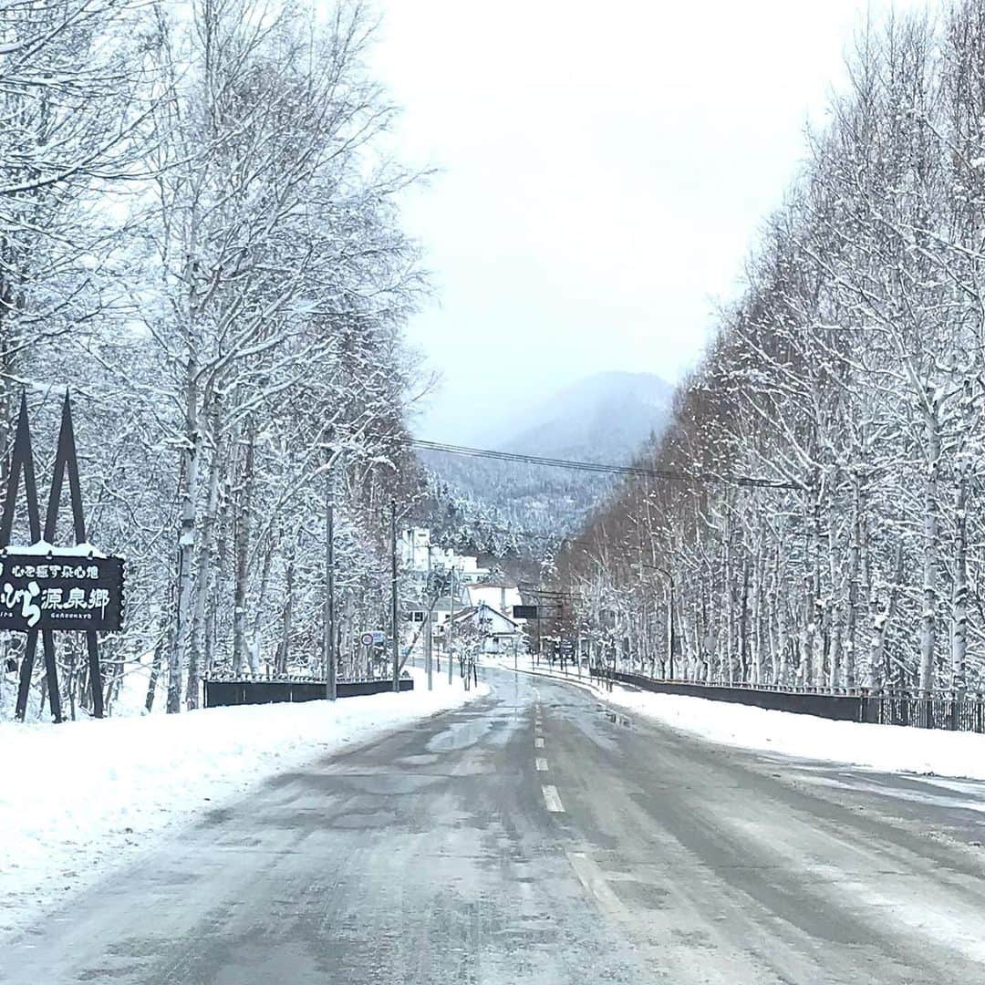 土屋眞弓さんのインスタグラム写真 - (土屋眞弓Instagram)「空が広い 360°空 広大な大地と大雪山 少し標高の高い所に行くと真っ白な銀世界 雪降ってる〜❄️綺麗〜✨✨ 寒〜い❄️でも綺麗〜💕 気持ちいい〜🥰❤️ 遠くの空に雪雲、でも反対側は真っ青な空 心が洗われるような素晴らしい景色を満喫いたしました😊💗  #大雪山 #十勝平野 #空 #雪 #雪雲」11月13日 12時16分 - mayumi.vivian