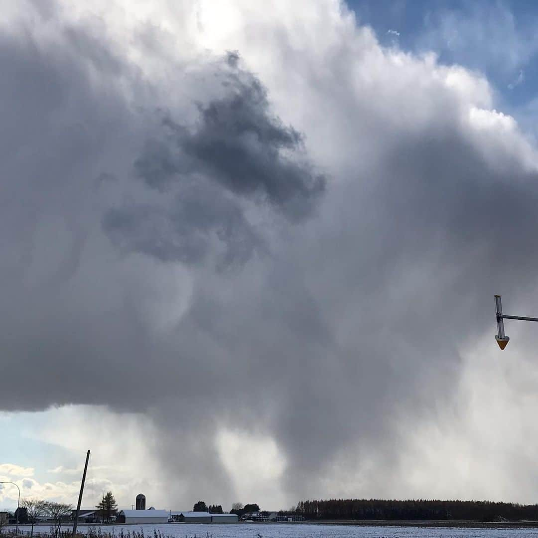 土屋眞弓さんのインスタグラム写真 - (土屋眞弓Instagram)「空が広い 360°空 広大な大地と大雪山 少し標高の高い所に行くと真っ白な銀世界 雪降ってる〜❄️綺麗〜✨✨ 寒〜い❄️でも綺麗〜💕 気持ちいい〜🥰❤️ 遠くの空に雪雲、でも反対側は真っ青な空 心が洗われるような素晴らしい景色を満喫いたしました😊💗  #大雪山 #十勝平野 #空 #雪 #雪雲」11月13日 12時16分 - mayumi.vivian