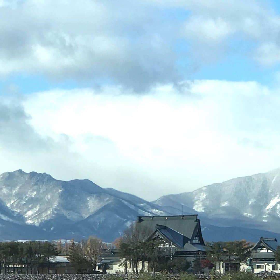 土屋眞弓のインスタグラム：「空が広い 360°空 広大な大地と大雪山 少し標高の高い所に行くと真っ白な銀世界 雪降ってる〜❄️綺麗〜✨✨ 寒〜い❄️でも綺麗〜💕 気持ちいい〜🥰❤️ 遠くの空に雪雲、でも反対側は真っ青な空 心が洗われるような素晴らしい景色を満喫いたしました😊💗  #大雪山 #十勝平野 #空 #雪 #雪雲」