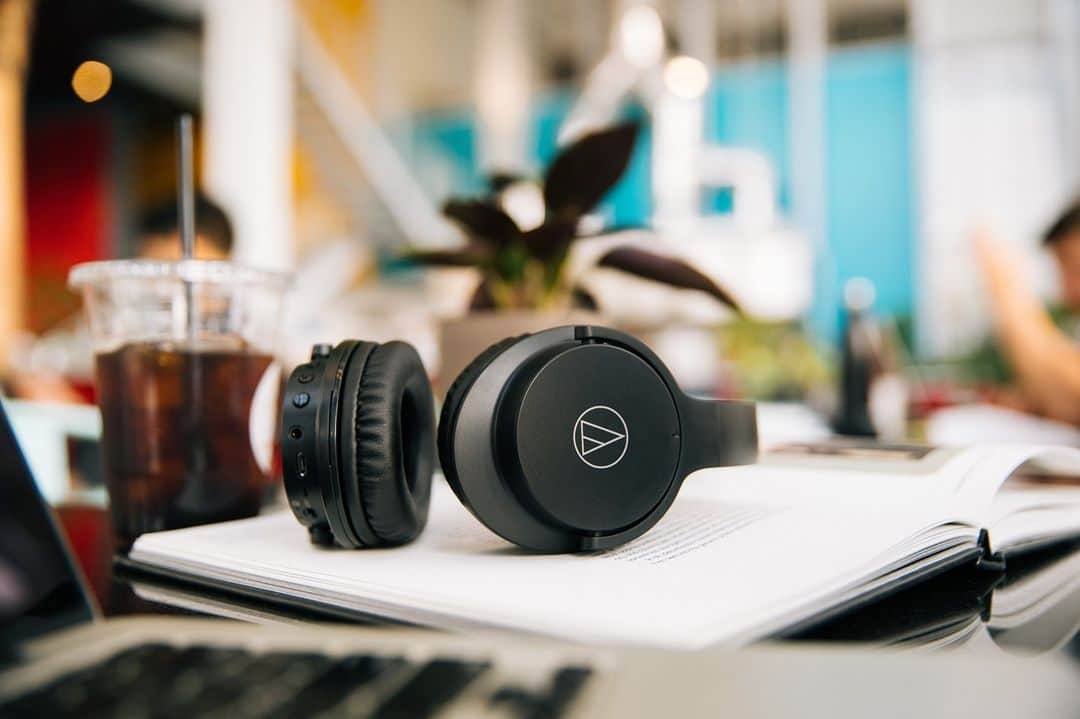 Audio-Technica USAさんのインスタグラム写真 - (Audio-Technica USAInstagram)「Staying focused without interruptions is how you get meaningful work done. Get in the zone with our ATH-ANC500BT QuietPoint® wireless headphones, powered by active noise-cancelling technology for areas with high background noise. Learn more in the link in our bio!⁠ .⁠ .⁠ .⁠ #AudioTechnica #ATHANC500BT #ANC500BT #Headphones #WirelessHeadphones #NoiseCancelling #AudioGear」11月13日 6時50分 - audiotechnicausa