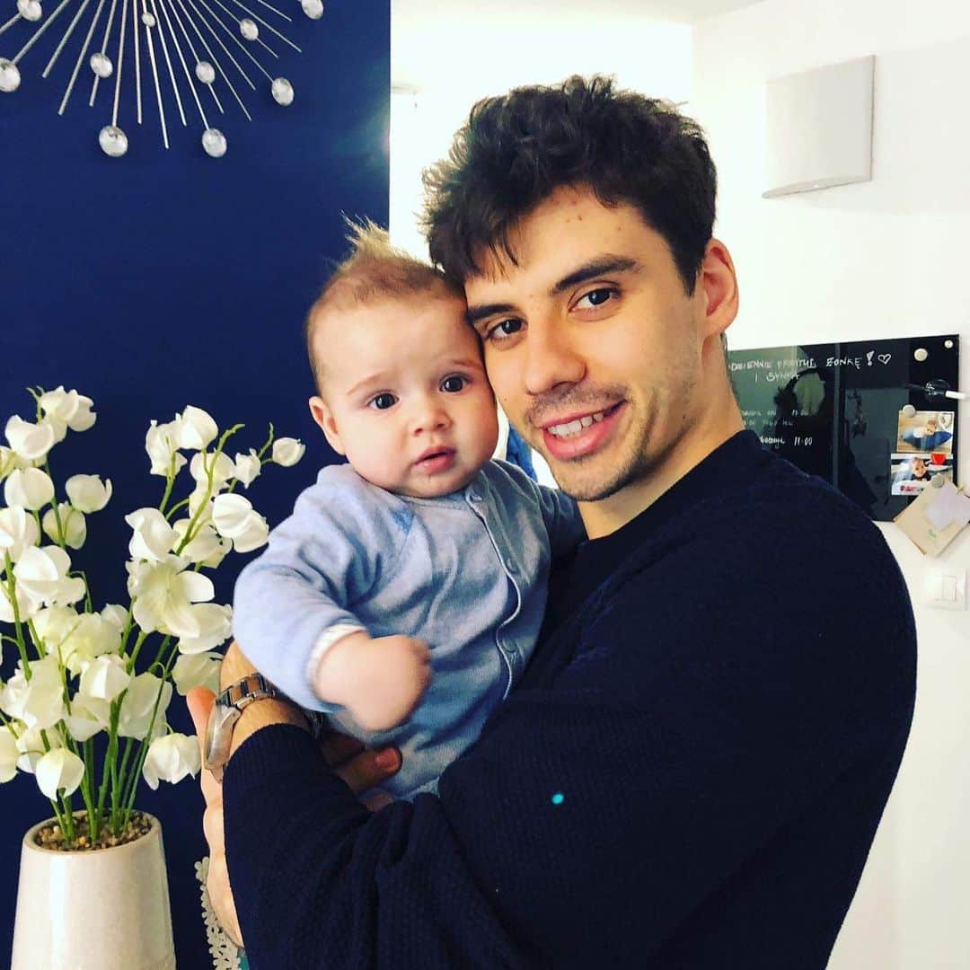 ヤクブ・ディヤスのインスタグラム：「#father#son#family#happiness#smile#love#homesweethome#babyboy @golota_dyjas_marta ❤️」
