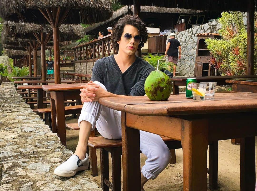 サム・アウヴェスさんのインスタグラム写真 - (サム・アウヴェスInstagram)「Not watermelon sugar..... but coconut water on the beach high. #watermelonsugar #coconut」11月13日 7時04分 - samalvesmusic