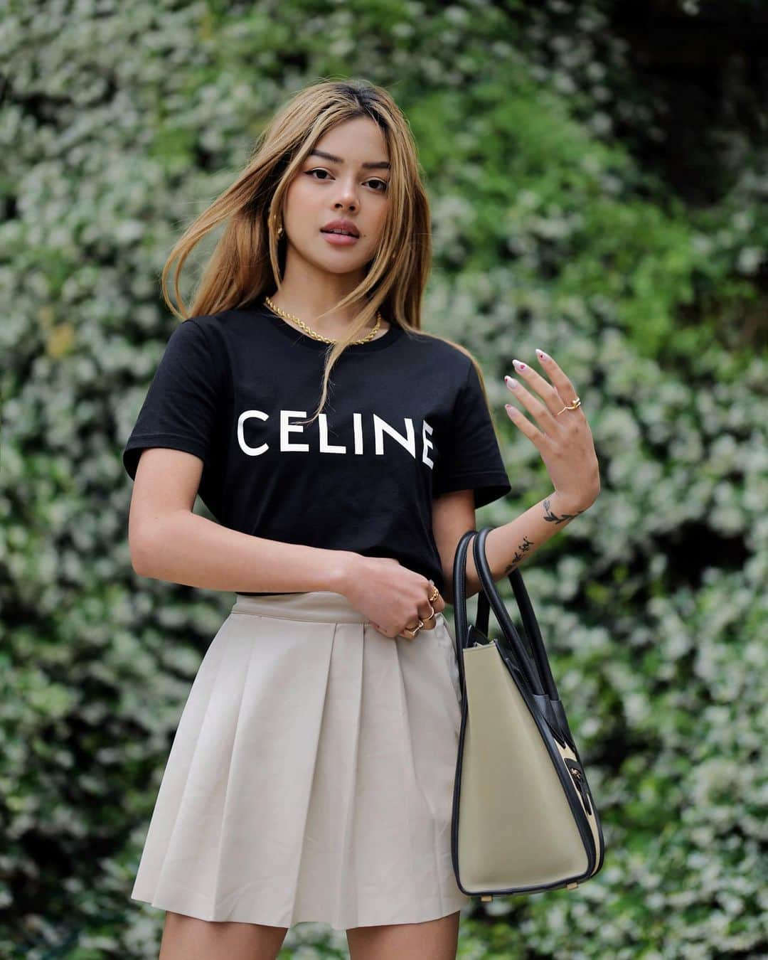 リリーマイマックさんのインスタグラム写真 - (リリーマイマックInstagram)「Simple & a staple. Always get a piece that you can wear everyday with everything & anything. My fav black tee @Celine #Celine」11月13日 7時04分 - lilymaymac