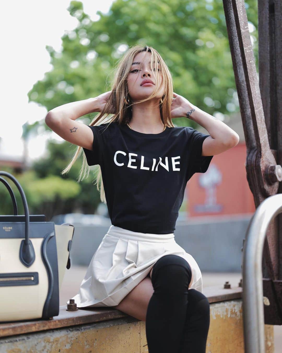 リリーマイマックのインスタグラム：「Simple & a staple. Always get a piece that you can wear everyday with everything & anything. My fav black tee @Celine #Celine」