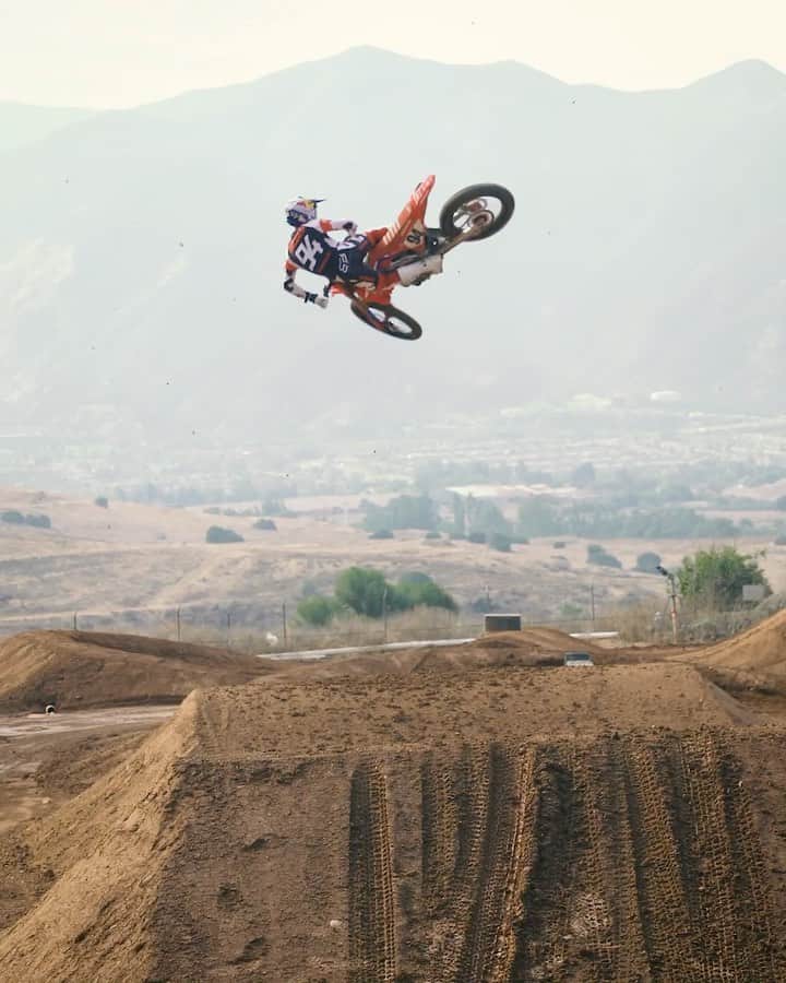 ケン・ロックゼンのインスタグラム：「I don’t know if i have ever thrown a whip this bad but here is one mid moto for ya」