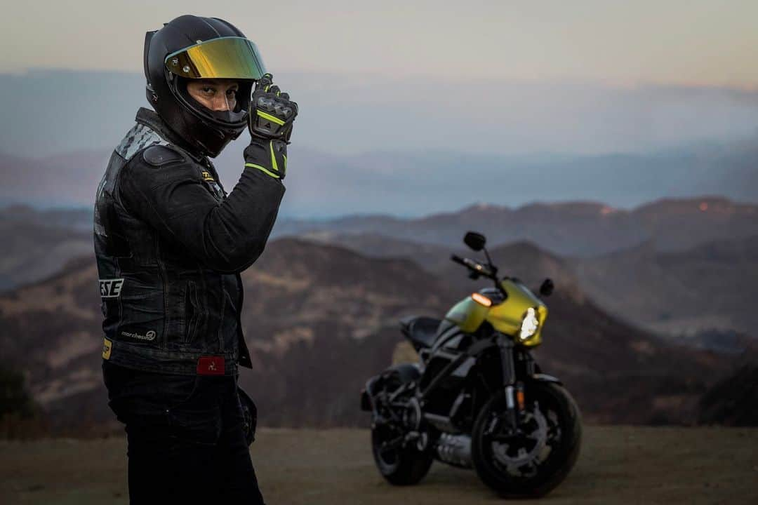 Harley-Davidsonさんのインスタグラム写真 - (Harley-DavidsonInstagram)「Chasing adventure with @adeysworld on the #HarleyDavidson #LiveWire.」11月13日 7時01分 - harleydavidson