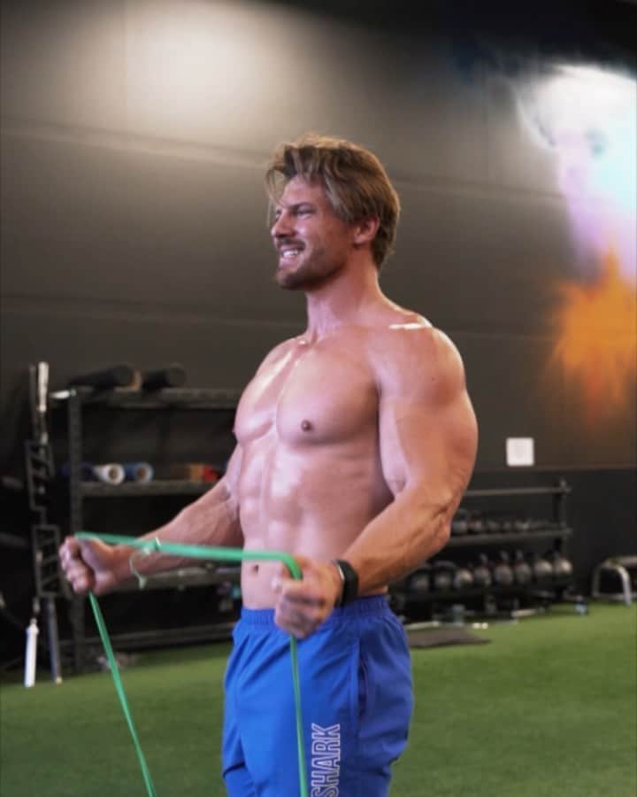 スティーブ・クックのインスタグラム：「The Definition of therapy is- Treatment intending to relieve or heal a disorder. This is my therapy.  2020 has created situations which we cannot control. Finding ways to deal with it can be difficult. Exercise needs to be paramount in all of our lives as a way of distressing and staying healthy. It doesn’t matter if you’re at home or in the gym - do what you can! Doesn’t matter if you’re getting better by the slightest margin, that’s still moving in the right direction. Finish this year strong!  Workout  -150 double unders.  Then four rounds of:  -20 band curls  -15 band tricep extension  -12 handstand push-ups  -Overhead lunge (50 ft)   -150 double under」