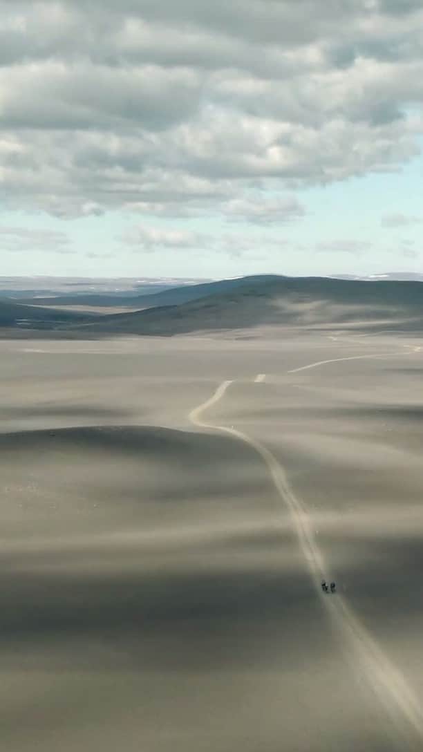 クリス・バーカードのインスタグラム：「A film documenting a new route bikepacking through Iceland’s rugged and remote interior. Traversing from the furthest West to the furthest East, self-supported. More than a film, this trip explores the idea of how creating a route can create not just an intimate experience, but a story. One that can be shared with those who follow, ultimately drawing them closer to the landscape and their fellow travelers   Director @ellithor   Camera @antidadi  @ellithor   Drone @theempire.is   Sound @ivarpetur   Colorist @antidadi   Sound Engineer @hermigervill   Executive Producers @theempire.is  @chrisburkard  @mikeysandifer   Athletes @emilybatty1  @ericbatty  @adammorka  @chrisburkard   Supported by @sonyalpha  @lululemon  @redbull  @sonyxperia  @icelandair @schwalbetires  @groovelife」