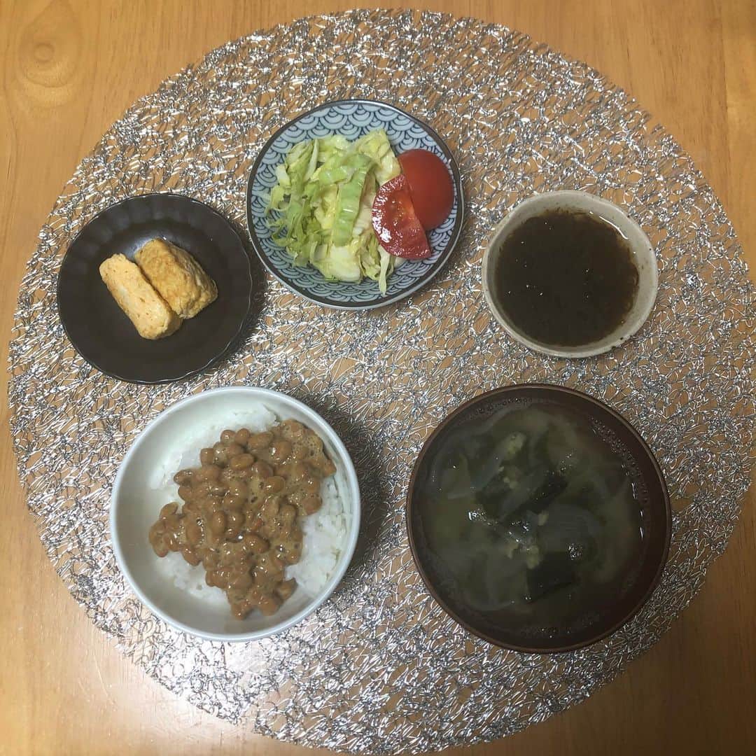 みのり(26)＠東京 ダイエットのインスタグラム：「朝 . . 納豆ごはん 玉ねぎとワカメの味噌汁 卵焼きの残り 酢キャベツとトマト もずく酢 . . 健康的で、 トータル150円くらいの あさごはん。 . . おなかいっぱい。 . . . ◉ライザップ公認の紹介アンバサダーです。 〜紹介特典で、お安く入会できます〜 . ▶︎全国どの店舗でもOK ▶︎カウンセリング予約前にご連絡ください . 📺RIZAP TVCM出演 🏅RIZAP BMG ファイナリスト2017.2018 . #rizap #ライザップ #ダイエット #diet #レコーディングダイエット #ダイエッター #公開ダイエット  #朝ごはん #morning #食べて痩せる #おうちごはん #糖質制限 #低糖質ダイエット #和食 #クッキングラム #自炊女子 #腸内環境 #食事管理 #栄養  #cleanmeals  #lowglycemic  #まいにちごはん部」