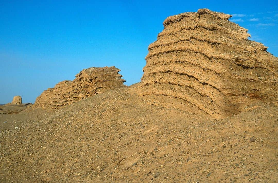 Michael Yamashitaさんのインスタグラム写真 - (Michael YamashitaInstagram)「The further west you go, the Great Wall becomes increasingly more difficult to follow, often disappearing over mountains and into the desert beyond the reach of a 4-wheel drive. The western wall looks completely different than the portions of Wall outside Beijing that most tourists see. A good pair of hiking boots, a dedicated fixer/guide and lots of time are musts for anyone who wants to follow the remote reaches of the Great Wall of China. #greatwallofchina #greatwall #gansu #ningxia」11月13日 7時09分 - yamashitaphoto