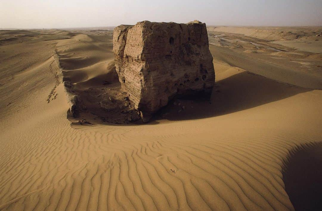 Michael Yamashitaさんのインスタグラム写真 - (Michael YamashitaInstagram)「The further west you go, the Great Wall becomes increasingly more difficult to follow, often disappearing over mountains and into the desert beyond the reach of a 4-wheel drive. The western wall looks completely different than the portions of Wall outside Beijing that most tourists see. A good pair of hiking boots, a dedicated fixer/guide and lots of time are musts for anyone who wants to follow the remote reaches of the Great Wall of China. #greatwallofchina #greatwall #gansu #ningxia」11月13日 7時09分 - yamashitaphoto